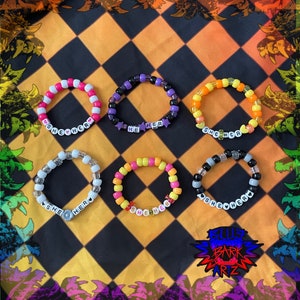Ella su pulsera Kandi