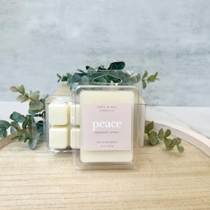 Puede incluir: Un paquete de pl&aacute;stico transparente que contiene cuatro pastillas de cera de soja. Las pastillas son blancas y tienen una etiqueta que dice "peace teakwood + amber SOY WAX MELT 2 oz | 57 g SOUL & SEA CANDLE CO."