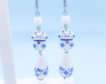 Czat Porte Bonheur Maneki Neko Boucles d Oreilles Blanc et Bleu