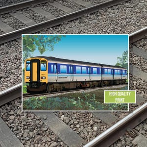 Puede incluir: Ilustración detallada de un tren de pasajeros con detalles azules y blancos, sobre un fondo de cielo azul claro y follaje verde. El tren está sobre una vía con grava y el texto "HIGH QUALITY PRINT".