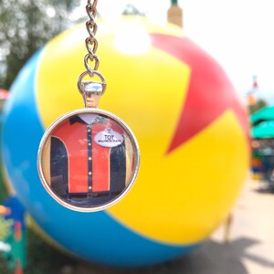 Naszyjnik lub brelok do kluczy z kostiumem członka obsady Toy Story Land