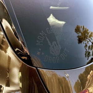 Autosticker moeder groep drop-out: skelethand Rebel Mom