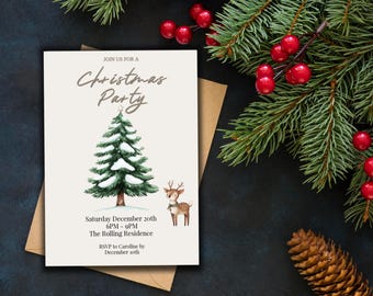 Puede incluir: Una invitación a una fiesta de Navidad con una ilustración en acuarela de un árbol de Navidad nevado y un reno. La invitación incluye el texto "Join us for a Christmas Party" y los detalles del evento. La invitación está sobre un fondo crema con un sobre marrón.
