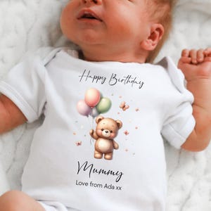 ハッピーバースデーママベビーグロー、ママとしての1歳の誕生日、ママの誕生日プレゼント、パーソナライズされたバースデースリープスーツベストボディスーツ、赤ちゃんからのママ