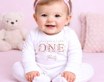 Quando eu acordar, farei um ano: pijama, colete de aniversário personalizado com coelhinho.