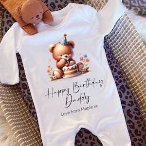 ハッピーバースデーパパベビーグロー、パパとしての1歳の誕生日、パパの誕生日プレゼント、パーソナライズされたバースデースリープスーツベストボディスーツ、赤ちゃんからのパパ