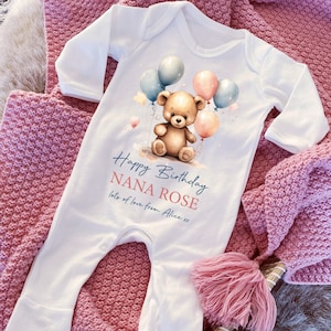 お誕生日おめでとうナナ ベビーグロー、ナニーになって1歳の誕生日、新しいおばあちゃんへのプレゼント、おばあちゃんの誕生日、おばあちゃんの誕生日、スリープスーツ ベスト ボディスーツの誕生日