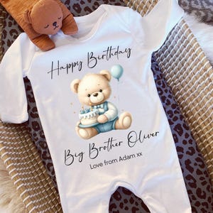 ハッピーバースデー ビッグブラザー ベビーグロー、兄としての1歳の誕生日、ビッグブラザーギフト、ビッグブラザーバースデー、兄弟バースデー スリープスーツ ベスト ロンパー