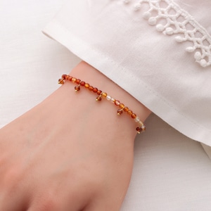 Filigranes Armband aus echtem Karneol mit kleinen Perlchen als Anhänger, Gold plattiert