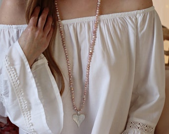 Lange Perlenkette aus echten Süßwasser-Perlen rosè mit einem Herz aus Silber