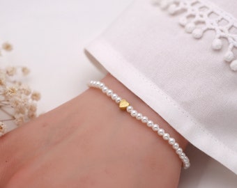 Filigranes Armband aus Muschelkernperlen mit kleinem Herz, 925er Silber und Gold plattiert