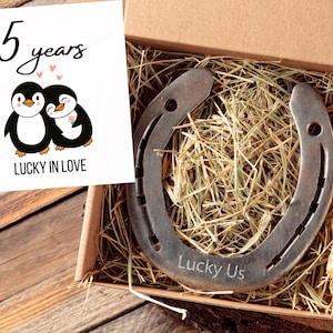 Cadeau de 5e anniversaire pour femme ou mari – Fer à cheval porte-bonheur avec carte de pingouin – 5 ans de chance en amour – Idée cadeau de mariage en bois