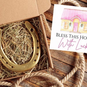 Bless This Home ラッキーホースシュー - 本物の馬が着用するチャーム、パーソナライズされた新築祝いのギフト、新築祝い、素朴な農家風装飾