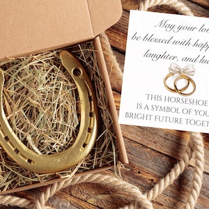 Cadeau de fiançailles pour couple - Fer à cheval souvenir personnalisé, jeton d'amour unique, carte personnalisée pour mariage et cadeau de shower de bébé