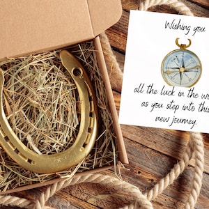 Nouveau cadeau d'affaires Fer à cheval porte-bonheur | Carte personnalisée fer à cheval et boussole en fer – Charme gravé « Entrez dans votre nouveau voyage » Success
