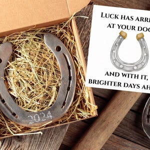 Regalo "Ferro di Cavallo Fortunato 2025" – Ciondolo rustico con biglietto – Ricordo portafortuna per nuova casa, laurea, pensione, addio o traguardi della vita