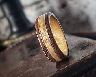 Anillo de bodas de madera curvada de arce ojo de perdiz y nudos de Imbuia con incrustaciones de plata Stirling