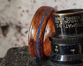 Anillo de bodas de palisandro Santos: incrustación de lapislázuli, banda de madera curvada