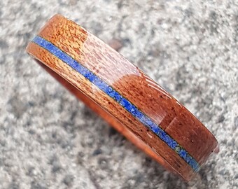 Anillo de madera curvada de sapeli con incrustaciones de lapislázuli triturado fino - joyería artesanal - joyería personalizada - anillos