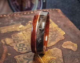Handgemaakte ring van gebogen hout van palissander en esdoorn met koperinlegwerk
