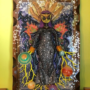 Puede incluir: Una obra de arte enmarcada en técnicas mixtas que presenta una figura con una máscara de búho, cabello morado y un vestido negro de lentejuelas. La figura está rodeada de rayos amarillos y planetas coloridos.