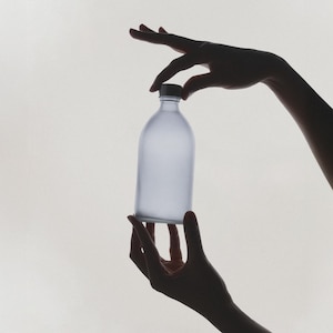 Graue Mehrweg Flasche aus Glas: Schraubverschluss aus Edelstahl, Zero Waste Lagerung