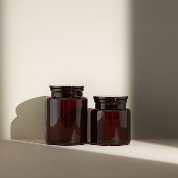 Set aus zwei Bernsteinapothekenflaschen, bernsteinfarbenes Glas mit breitem Mund, Glas-Badezimmer-Aufbewahrungsglas