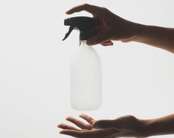 Weiße Sprühflasche aus Milchglas: Wiederverwendbarer Pflanzennebel, Reinigungslösung