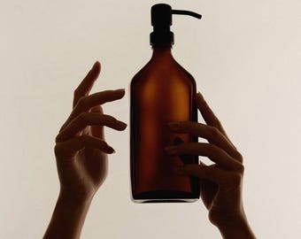 Amberkleurige glazen zeepdispenser: roestvrijstalen pomp, navulbaar, gerecycled glas