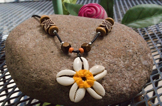 Shell bracelet with cord color by choice