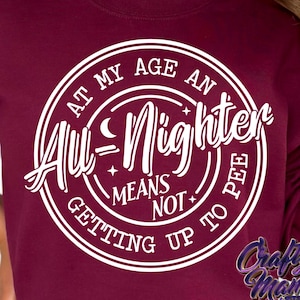 Vejez SVG, PNG, A mi edad, trasnochar significa no poder orinar Svg, Svg gracioso, Svg sarcástico, Día de la Madre, Día del Padre, Abuela Svg