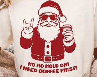 ¡Jo, jo! ¡Aguanta el café primero! SVG, PNG, Papá Noel divertido SVG, Café navideño SVG, Navidad divertida SVG, Camiseta divertida de Papá Noel SVG, Navidad PNG