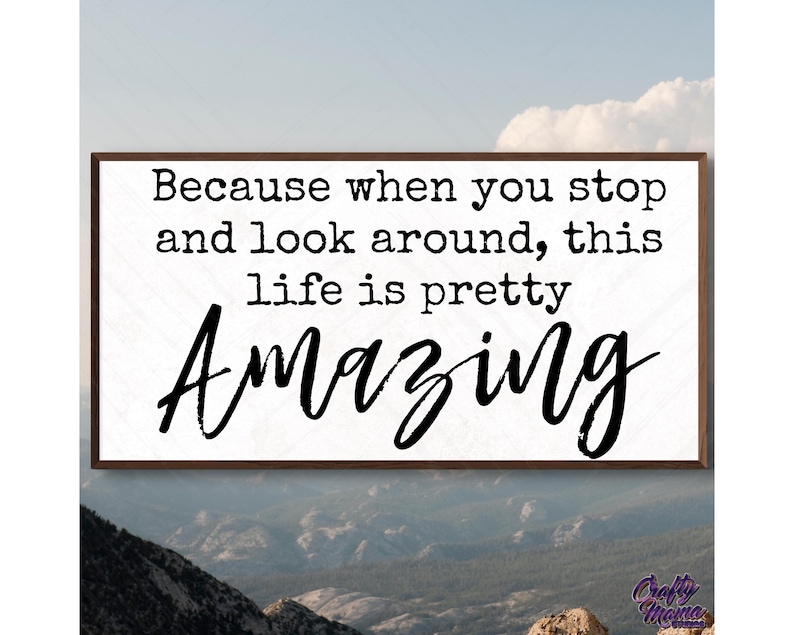 Puede incluir: Un letrero de madera blanco con moldura marr&oacute;n presenta el texto "Because when you stop and look around, this life is pretty Amazing".