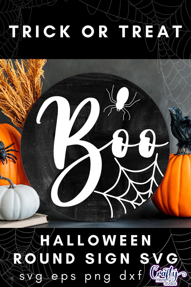 K&ouml;nnte beinhalten: Ein rundes Schild in Schwarzwei&szlig; mit dem Wort "Boo" in wei&szlig;er Kursivschrift. Im Hintergrund sind ein Spinnennetz und eine Spinne zu sehen. Das Schild ist von K&uuml;rbissen und Herbstdekoration umgeben.