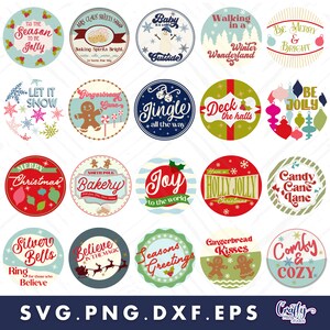 Op de afbeelding: Een set van 16 ronde, kerstthema-printbare cadeaulabels. De labels hebben verschillende feestontwerpen, waaronder gingerbread, snoepstokken, sneeuwvlokken en ornamenten. De labels zijn in verschillende kleuren, waaronder rood, groen, blauw en wit.