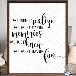 Puede incluir: Un cartel en blanco y negro con el texto "We didn't realize we were making memories, we just knew we were having fun." El cartel está enmarcado en un marco de madera marrón.