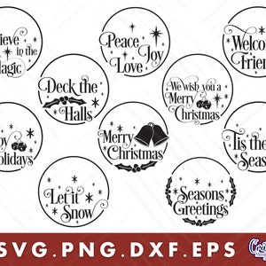 Op de afbeelding: Een set van tien zwart-witte SVG-snijbestanden met kerstthema. De ontwerpen bevatten zinnen als "Geloof in de magie", "Versier de hallen", "Vrede Liefde Vreugde", "Vrolijk kerstfeest", "Prettige feestdagen", "We wensen je een vrolijk kerstfeest", "Welkom vrienden", "Het is de tijd van het jaar", "Laat het sneeuwen" en "Seizoensgroeten".