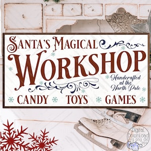 Puede incluir: Un cartel blanco con texto marrón que dice "Santa's Magical Workshop" con adornos decorativos azules y blancos. El cartel también dice "Handcrafted at the North Pole" y "Candy Toys Games".