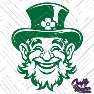 Pode incluir: Um duende verde com um chap&eacute;u verde e um trevo no chap&eacute;u. O duende est&aacute; sorrindo e tem barba.