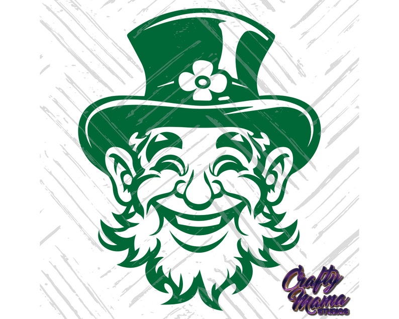 Pode incluir: Um duende verde com um chap&eacute;u verde e um trevo no chap&eacute;u. O duende est&aacute; sorrindo e tem barba.