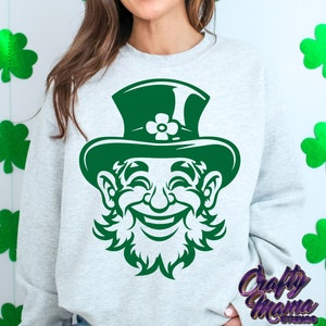 Pode incluir: Uma camisa de moletom cinza com um gr&aacute;fico de duende verde e branco com chap&eacute;u e barba.
