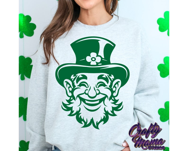 Pode incluir: Uma camisa de moletom cinza com um gr&aacute;fico de duende verde e branco com chap&eacute;u e barba.