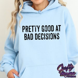 Bastante bueno en malas decisiones Svg, Svg sarcástico, Svg divertido, Svg de camiseta de malas decisiones, Svg de camiseta divertida, Svg de citas divertidas, Svg de citas sarcásticas