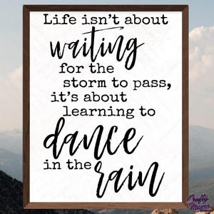 Puede incluir: Una cita inspiradora enmarcada que dice: "La vida no se trata de esperar a que pase la tormenta, se trata de aprender a bailar bajo la lluvia".