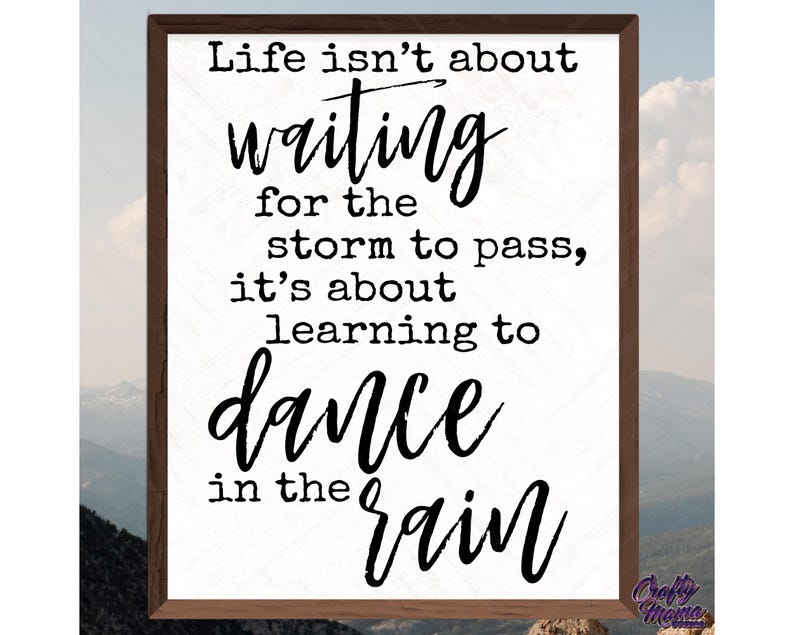 Puede incluir: Una cita inspiradora enmarcada que dice: "La vida no se trata de esperar a que pase la tormenta, se trata de aprender a bailar bajo la lluvia".