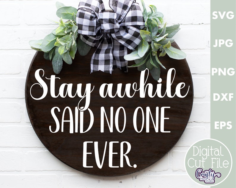 K&ouml;nnte beinhalten: Ein rundes Holzschild mit einer schwarz-wei&szlig;en karierten Schleife und Gr&uuml;n. Das Schild sagt "Stay awhile SAID NO ONE EVER."