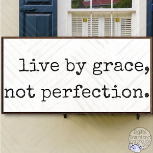 Vivir por gracia SVG, PNG, No es perfección, Granja SVG, Letrero SVG, Cristiano SVG, Religioso SVG, Vivir por gracia Png, Imperfecto, Cristiano Png
