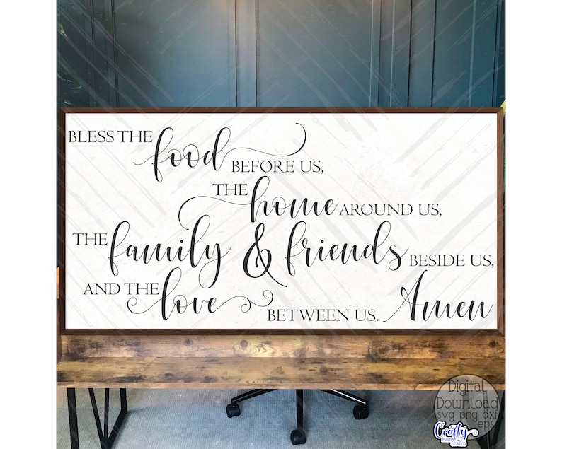 Peut inclure: Une pancarte en bois blanc avec une calligraphie noire qui dit "B&eacute;nissez la nourriture qui est devant nous, la maison autour de nous, la famille et les amis &agrave; c&ocirc;t&eacute; de nous, et l'amour entre nous. Amen."