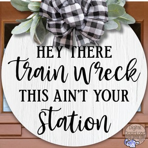 Hola, tren descarrilado, esta no es tu estación Svg, colgador de puerta divertido Svg, Svg divertido, Svg sarcástico, letrero redondo Svg, letrero de puerta divertido Svg, Png