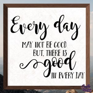 Puede incluir: Un cartel enmarcado con un dise&ntilde;o en blanco y negro que dice "Every day may not be good but there is good in every day".